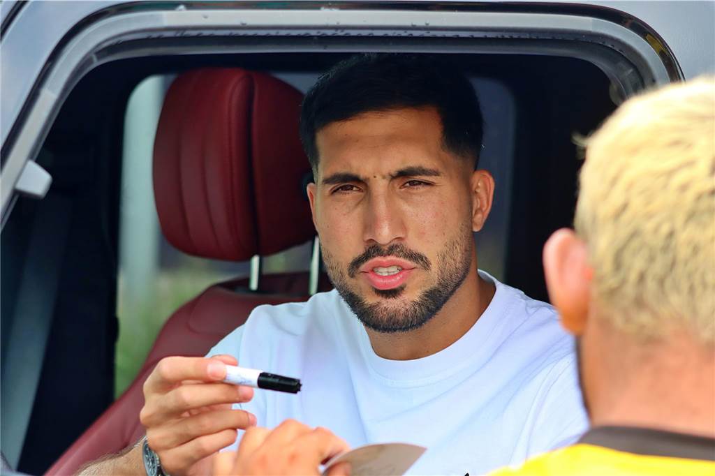 Die BVB-Spieler geben in Brackel Autogramme.