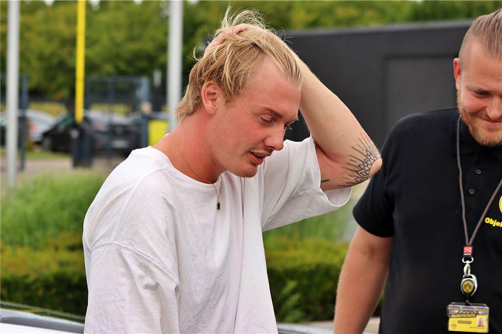 Die BVB-Spieler geben in Brackel Autogramme.