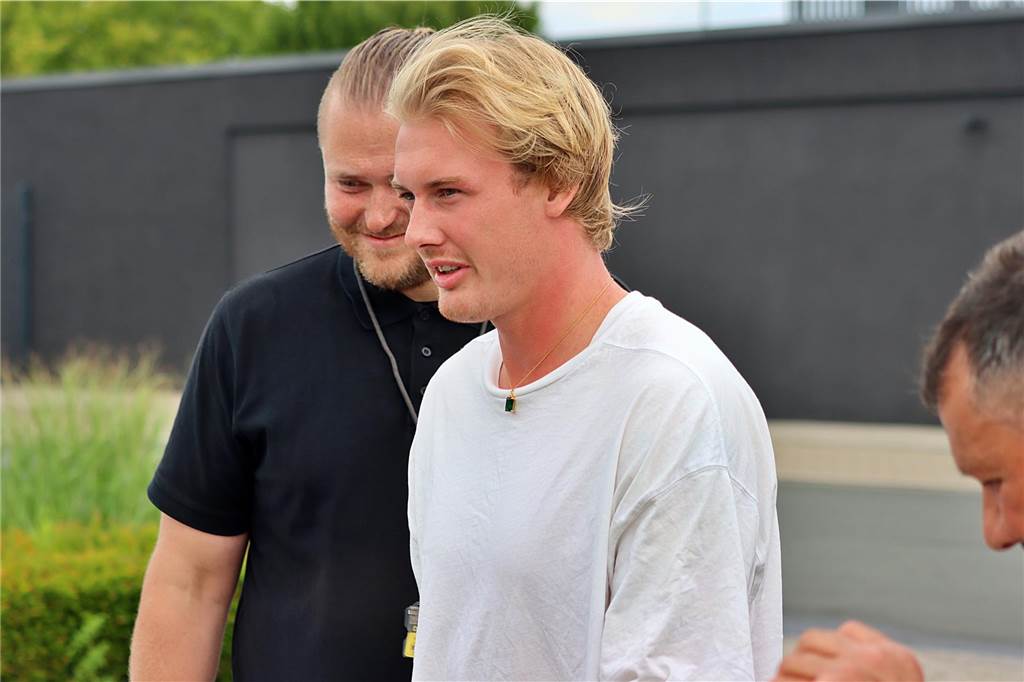 Die BVB-Spieler geben in Brackel Autogramme.