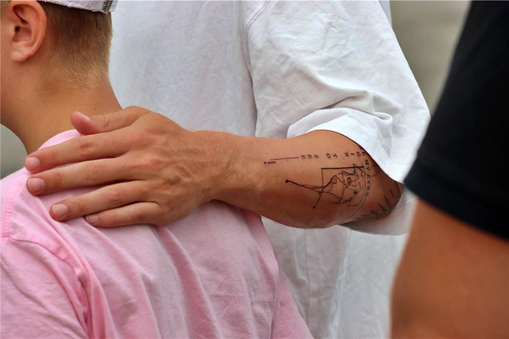 Die BVB-Spieler geben in Brackel Autogramme.