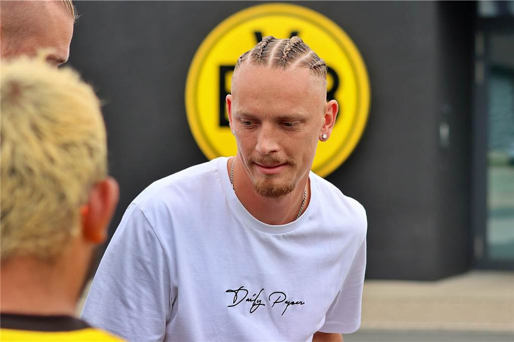 Die BVB-Spieler geben in Brackel Autogramme.