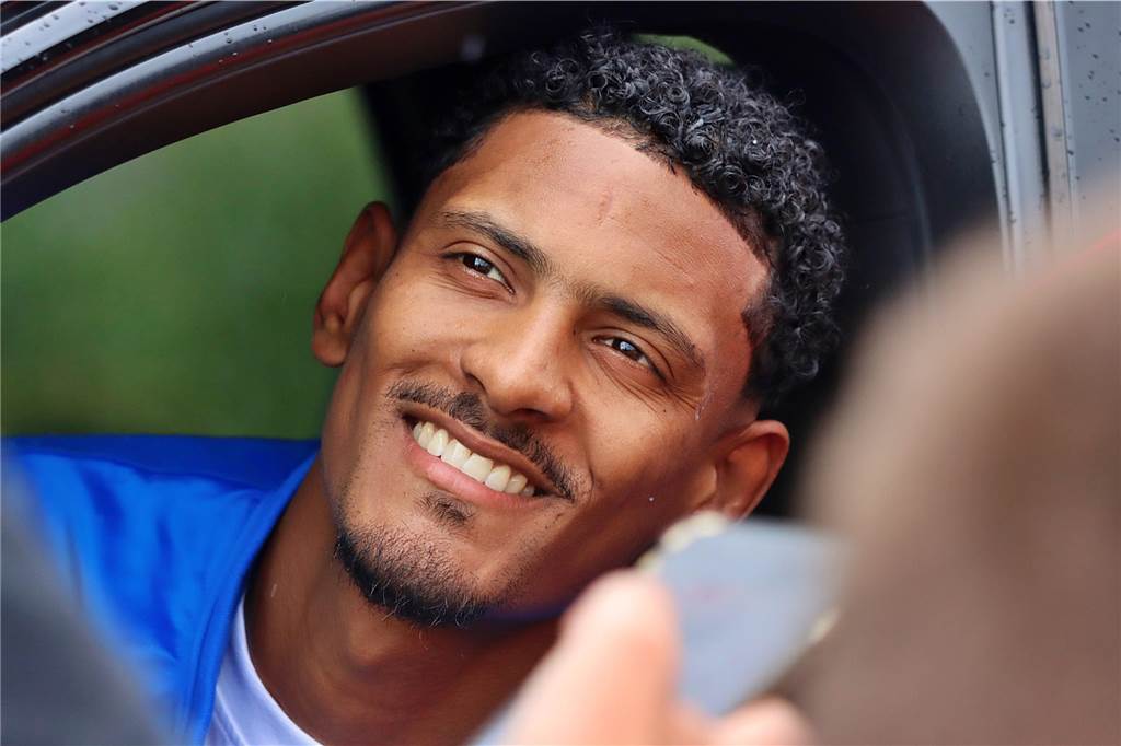 Die BVB-Spieler geben in Brackel Autogramme.
