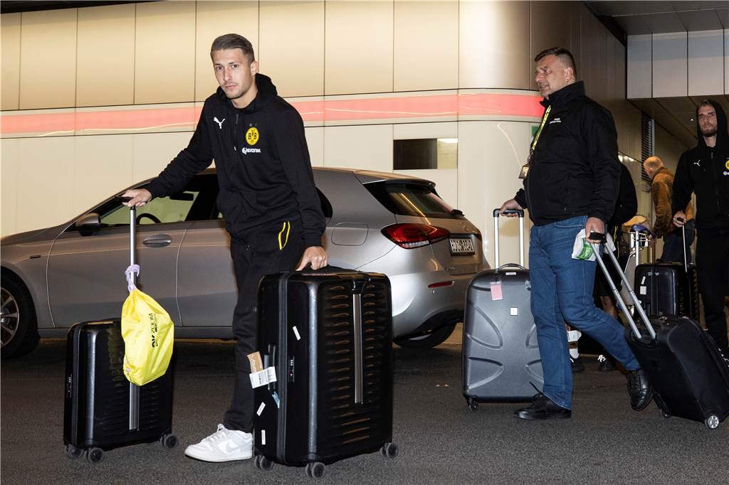 Die BVB-Spieler kommen nach Abschluss der Asienreise am Flughafen Frankfurt an.