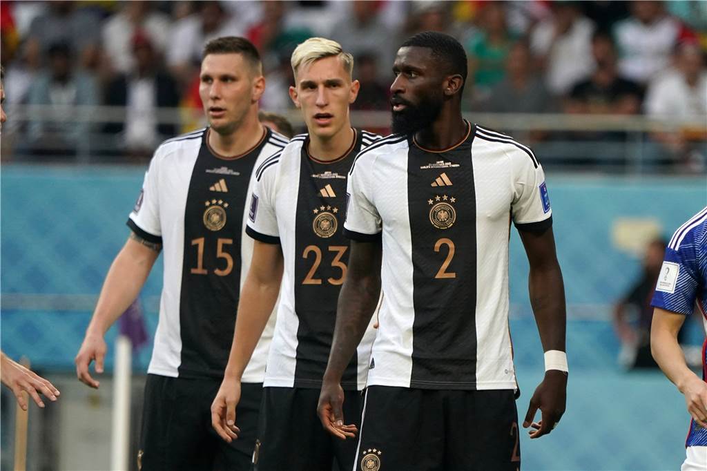 BVB-Trainer Terzic nimmt Süle und Schlotterbeck in Schutz: „Wahres Gesicht zeigen“ Antonio Rüdiger, Nico Schlotterbeck und Niklas Süle während des Spiels gegen Japan.