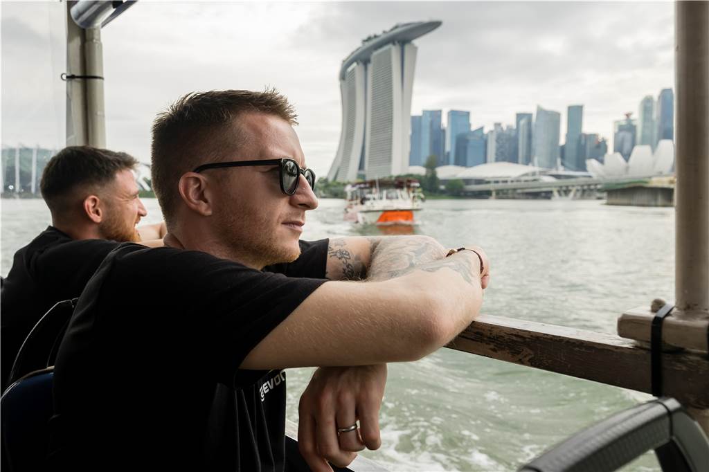 Fan-Phänomen Marco Reus: Sportlich gibt es viele Fragezeichen beim BVB-Kapitän Die BVB-Spieler unterwegs in Singapur.