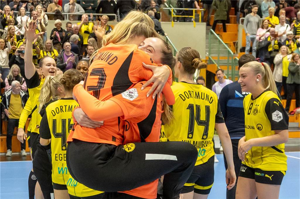 Die BVB-Spielerinnen jubeln: Sarah Wachter herzt Tess Lieder. Borussias Torfrauen waren ein Schlüssel zum Erfolg gegen Ludwigsburg.