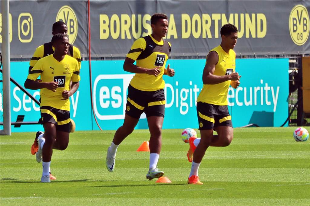 BVB prüft mehrere Optionen bei der Stürmersuche – Problemfälle Akanji und Schulz Die BVB-Suche nach einem Abnehmer für Manuel Akanji (M.) dauert an.