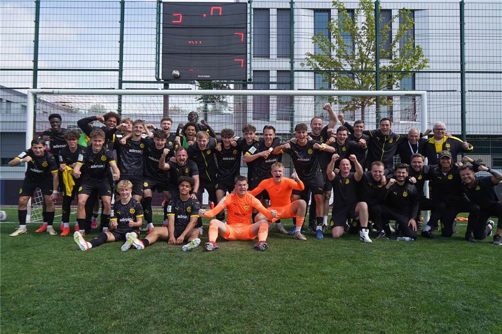 BVB-U17 will gegen Leipzig ins Endspiel einziehen: Halbfinal-Rückspiel im Live-Ticker Die BVB-U17 posiert für ein Gruppenbild.