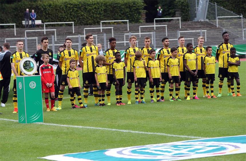 0:2 - BVB verliert das Finale gegen Leverkusen Die BVB-U17 vor dem Anstoß.