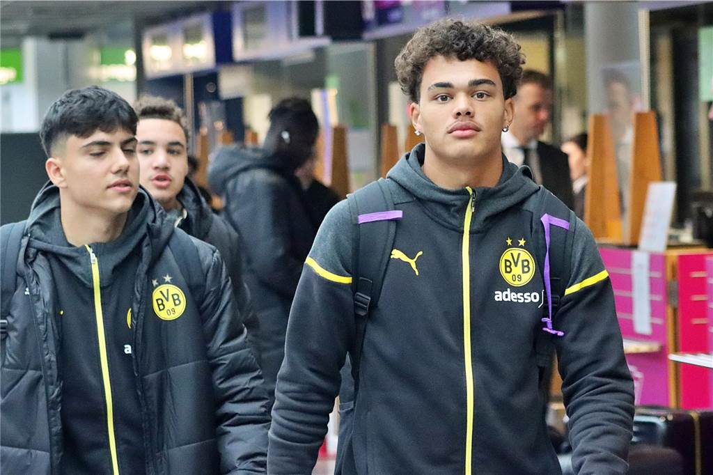 Die BVB-U19 auf dem Weg nach Newcastle.