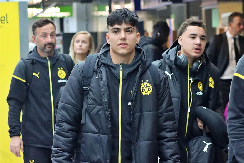 Die BVB-U19 auf dem Weg nach Newcastle.