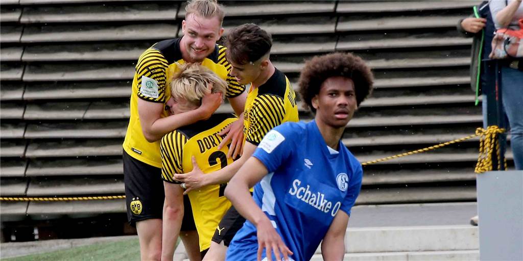 BVB-U19 überrollt FC Schalke 04 - Matchwinner: „Ich habe nur meinen Job gemacht“ Die BVB-U19 bejubelt den 5:1-Sieg über den FC Schalke 04. Damit steht das Tor zum Finale um die Deutsche Meisterschaft weit offen.