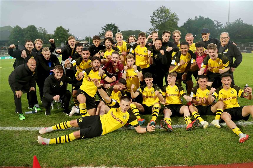 Raschl und Pena Zauner schießen BVB-U19 ins Finale Die BVB-U19 bejubelt den Einzug ins Finale.