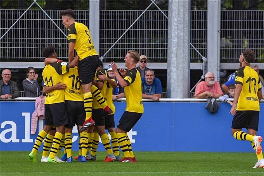 BVB-Nachwuchs trumpft auf! Derby-Siege für U17 und U19 Die BVB-U19 feiert den Derbysieg auf Schalke.
