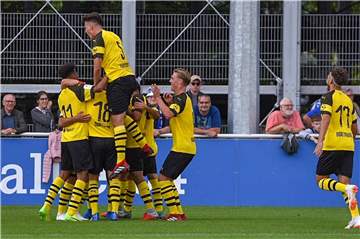 Die BVB-U19 feiert den Derbysieg auf Schalke.