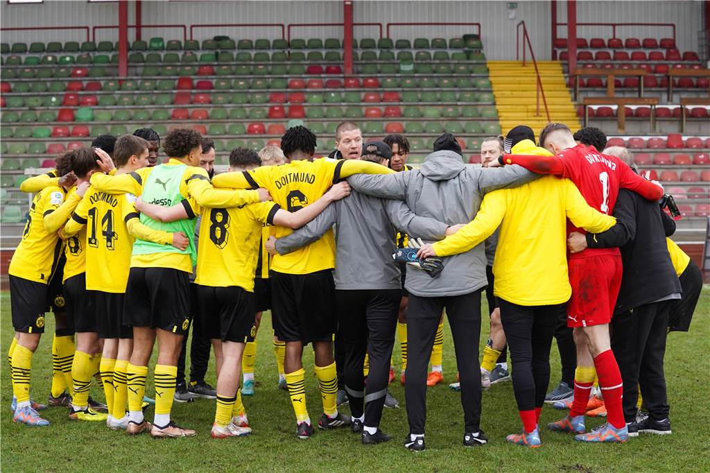 BVB-U19 vor entscheidender Woche: Mit Sieg im Spitzenspiel gegen 1. FC Köln zum Titel? Mike Tullberg hält eine Ansprache.