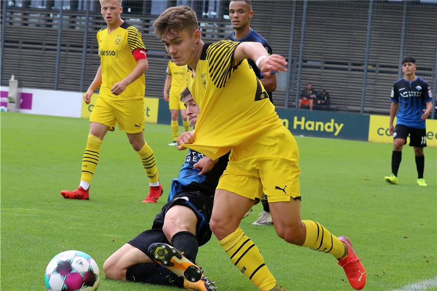 Spitzenreiter: BVB-U19 vergoldet erfolgreiche Woche und siegt auch gegen Paderborn Die BVB-U19, hier mit Noah Mrosek, haben den SC Paderborn besiegt.