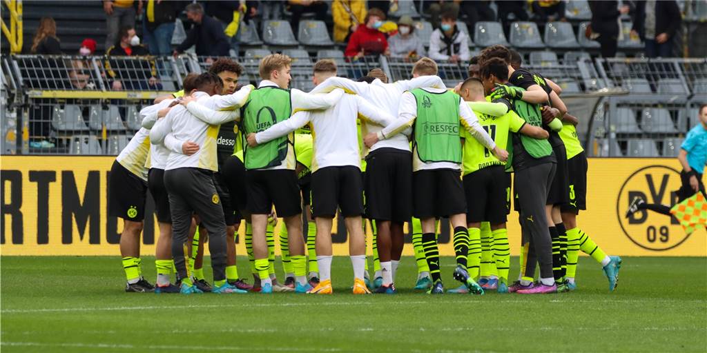 Die Spieler der BVB-U19 stehen im Kreis zusammen.