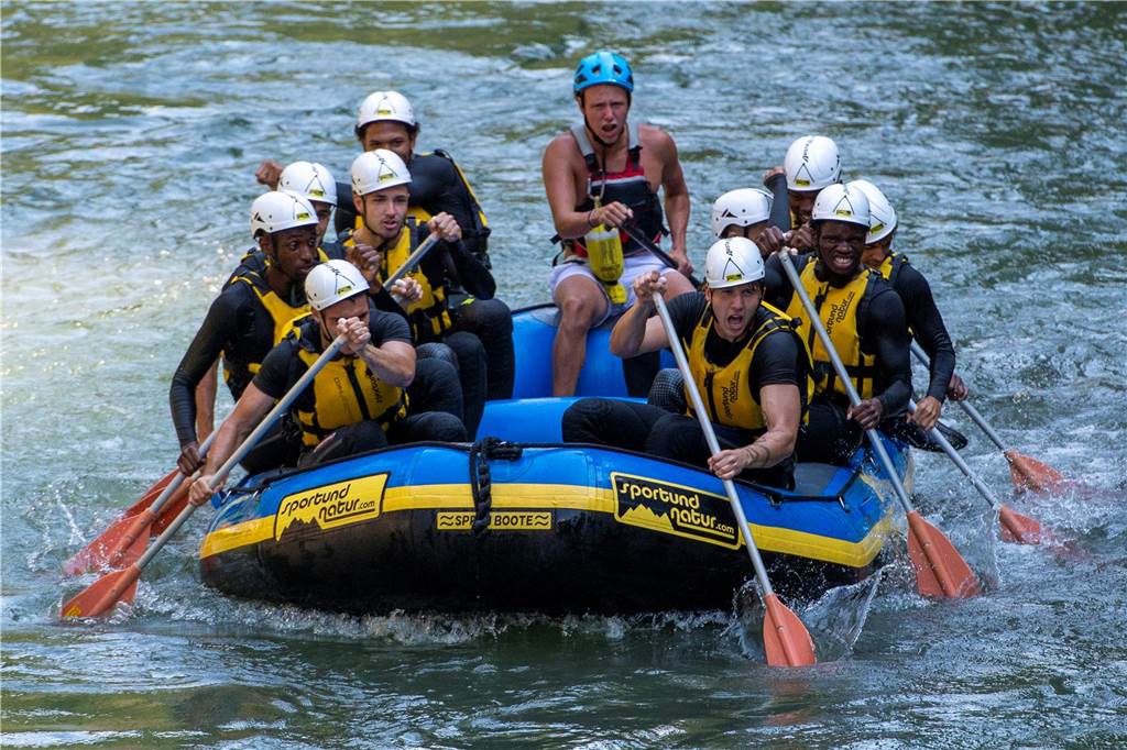 Die BVB-Spieler rudern in einem Boot.