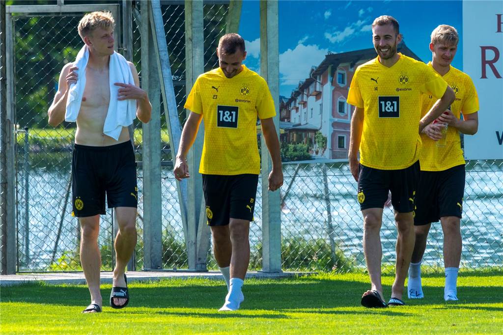 Ted Tattermusch, Franz Pfanne, Michael Eberwein und Bjarne Pudel gehen über den Rasen.