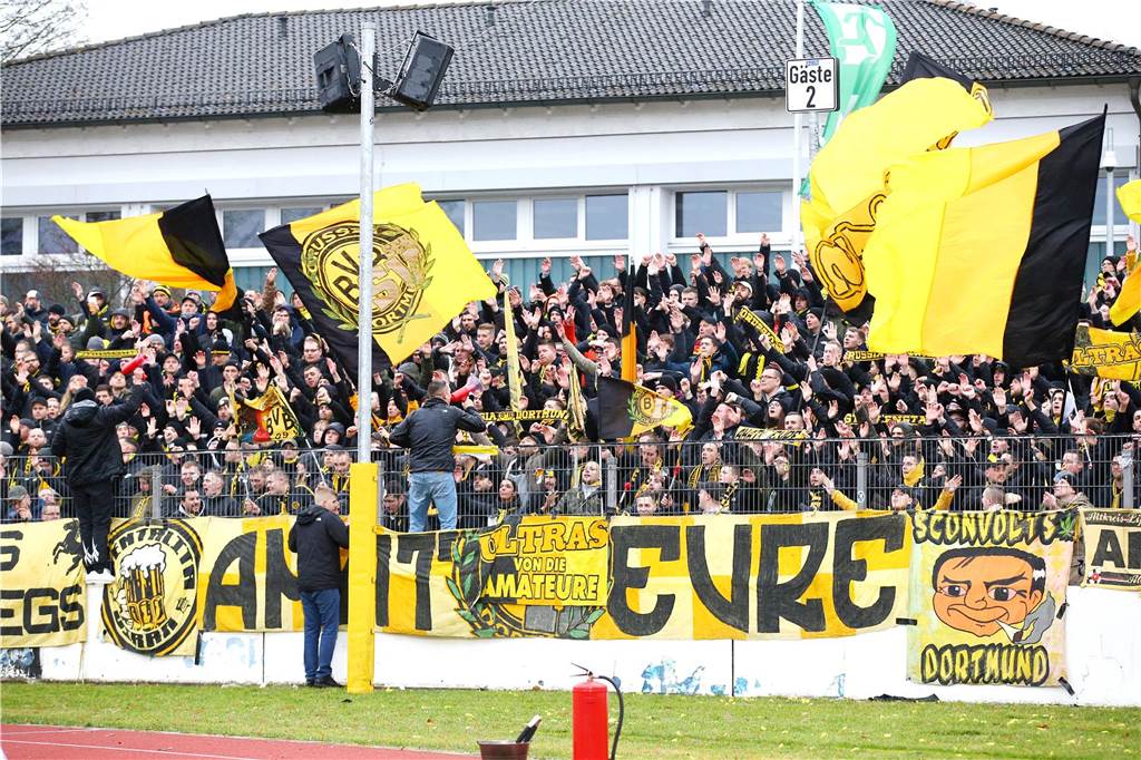 BVB-U23-Ultras künftig seltener bei den Spielen: Preuß: „Die Unterstützung wird uns fehlen“ BVB-Fans singen.