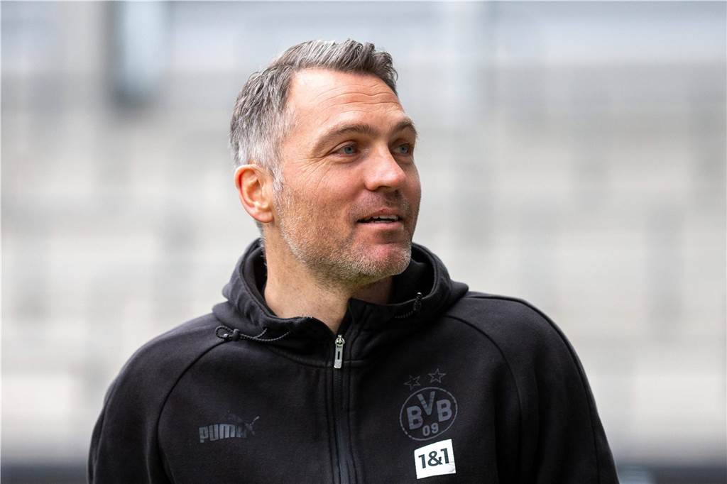 BVB-U23 blickt vor Elversberg-Duell in die Zukunft: Auf der Suche nach dem nächsten Juwel BVB-U23-Trainer Jan Zimmermann blickt zur Seite.