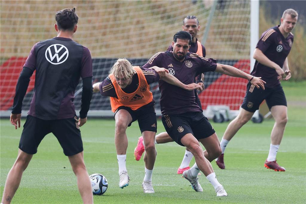 BVB-Spieler Julian Brandt geht voran: Die Nationalmannschaft kämpft um Resultate und um Fans Emre Can und Julian Brandt bestreiten einen Zweikampf.