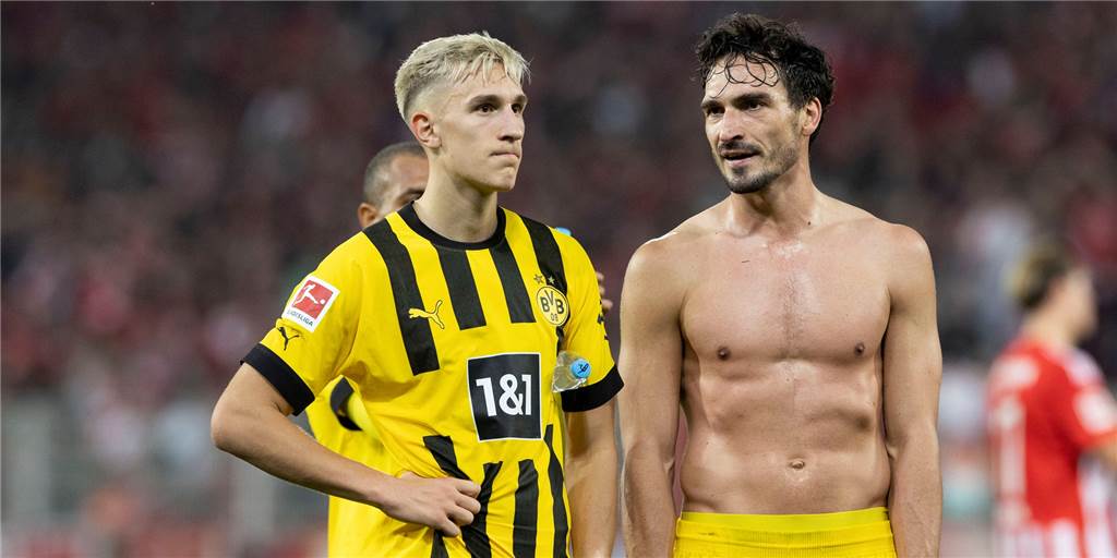 BVB-Absturz ins Mittelmaß: Fünf Gründe für die Dortmunder Tristesse Die BVB-Verteidiger Nico Schlotterbeck und Mats Hummels sind ratlos.
