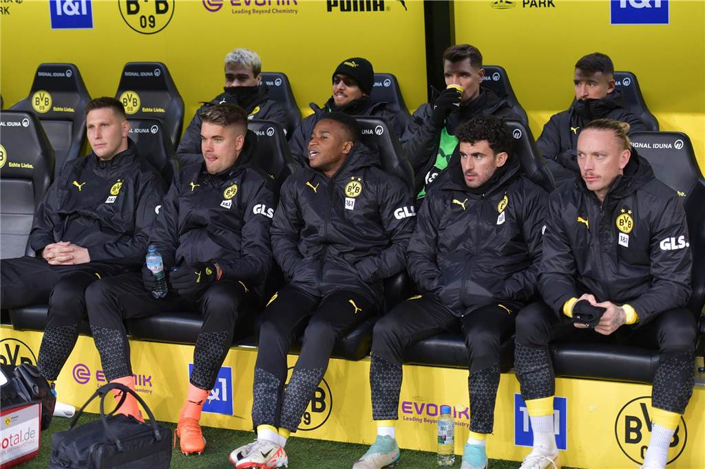 BVB sucht einen neuen Linksverteidiger: Ryerson-Verletzung und Bensebaini beim Afrika-Cup Die BVB-Spieler sitzen auf der Ersatzbank.
