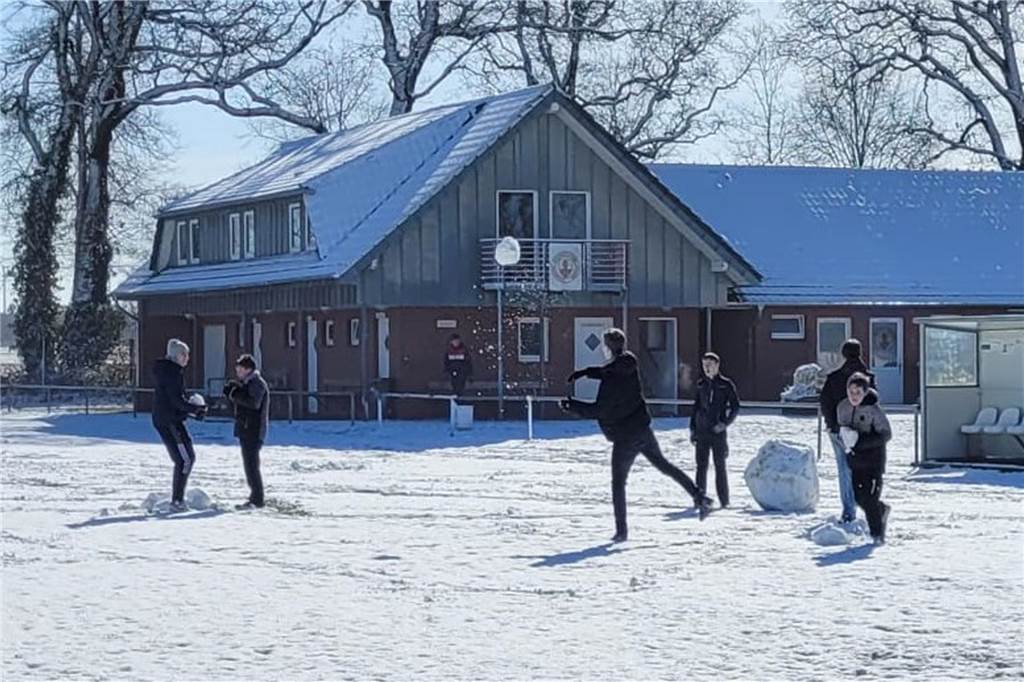 Die C-Jugend des SC Rot-Weiß Nienborg hatte einen Arbeitseinsatz im Eichenstadion und eine Schneeballschlacht durfte dabei nicht fehlen.