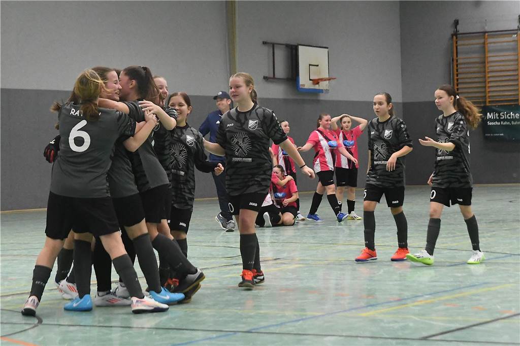 Drei Titel und stolze Eltern: Die besten Fotos vom Samstag der Junioren-Stadtmeisterschaft Die C-Jugend-Mädchen des VfB Habinghorst und von Victoria Habinghorst spielten in einem Spiel unter sich den Titel aus.