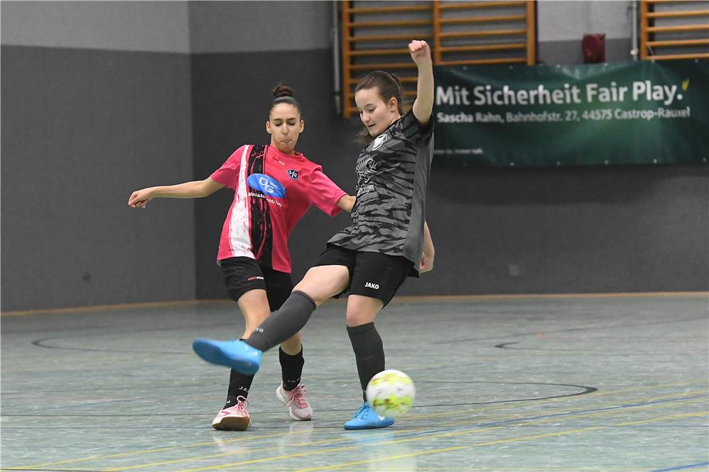 Drei Titel und stolze Eltern: Die besten Fotos vom Samstag der Junioren-Stadtmeisterschaft Die C-Jugend-Mädchen des VfB Habinghorst und von Victoria Habinghorst spielten in einem Spiel unter sich den Titel aus.