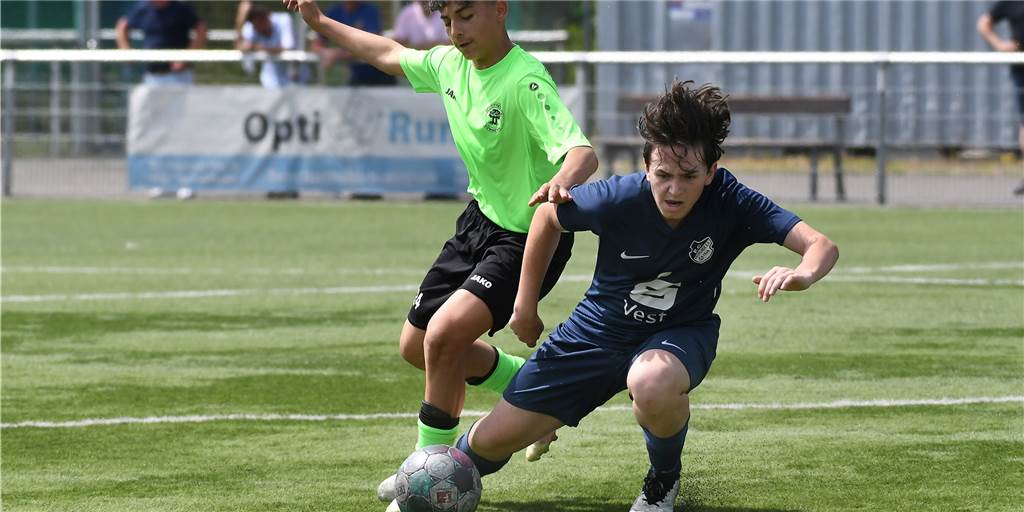 C-Junioren: FC Frohlinde verpasst Bezirksliga-Aufstieg Die C-Junioren des FC Frohlinde (dunkle Trikots) unterlagen in ihrem dritten Aufstiegsspiel zur Bezirksliga den SF Sümmern und sind dadurch aus dem Rennen im Kampf um ein Bezirksliga-Ticket.