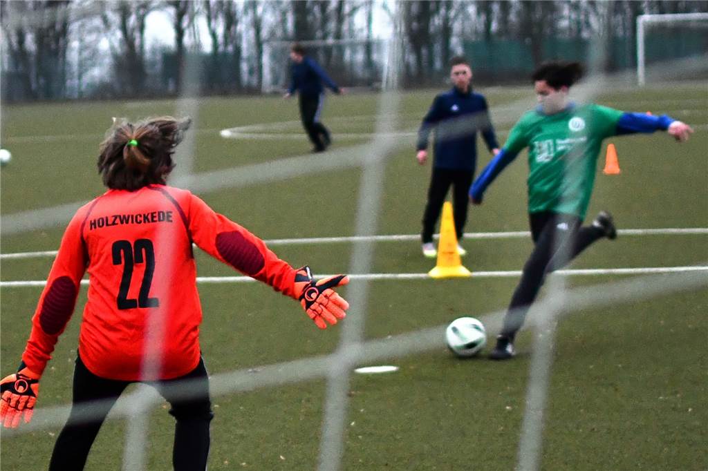 Sind die Sportanlagen jetzt geöffnet oder gesperrt? Der Kreis Unna klärt auf Die C-Junioren des Holzwickeder SC befinden sich wieder auf der Sportanlage am Haarstrang im Training.