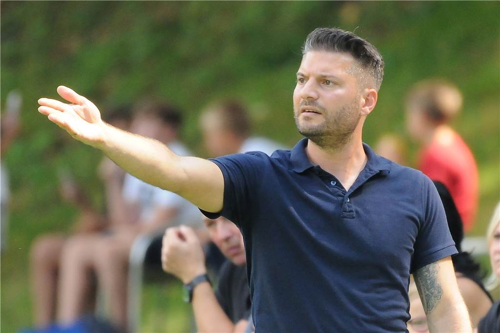 Die Spielpläne für den Nachwuchs von Obercastrop und Frohlinde stehen fest Die C-Junioren des SV Wacker Obercastrop werden in der Saison 2020/21 in der Bezirksliga vom neuen Trainer Sencer Özbek betreut.