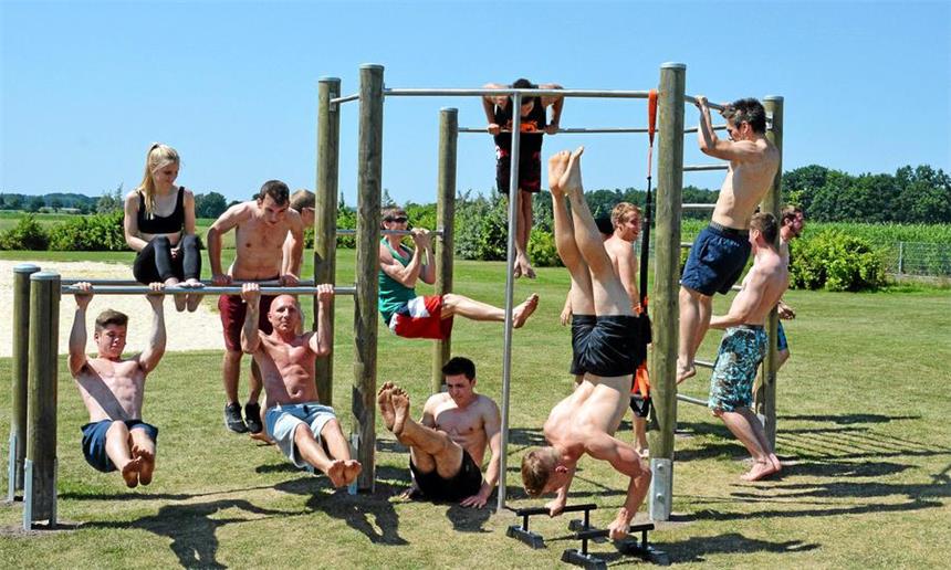 Neue Calisthenics-Fläche an der Grundschule Olfen Die Calisthenics-Gruppe des SuS Olfen hat nun Geräte für ihre Sportart im Naturbad.