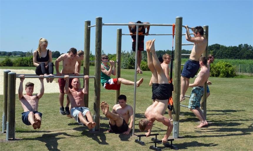 Calisthenics-Geräte stehen nun im Naturbad Olfen Die Calisthenics-Gruppe des SuS Olfen hat nun Geräte für ihre Sportart im Naturbad.