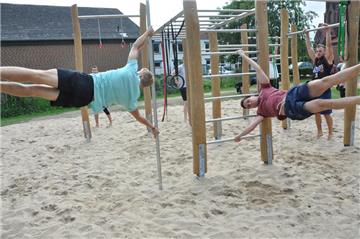 Die Calisthenics-Übungen kann man allein oder in der  Grupe absolvieren.
