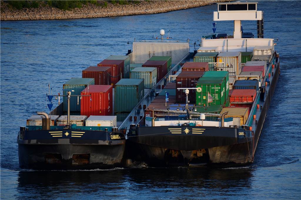 Wie zwei Stahl-Kolosse das Rütgers-Werk in eine neue Generation führen Die Camaro, ein Schiff auf dem Rhein, transportierte neben einigen Containern auch die Skids. Die wurden dann in Wesel auf ein Kanalschiff verladen. Unter den Containern gingen sie unter und waren kaum zu sehen.