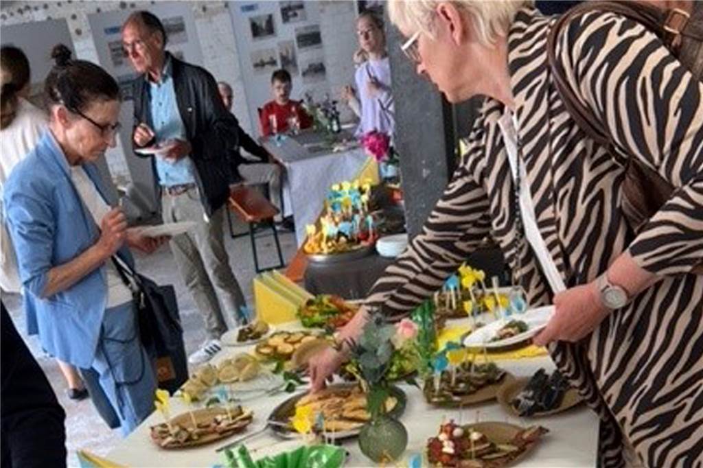 Stadtlohn hat einen neuen Ort für Menschen und Geschichte Die Canapés wurden von Geflüchteten aus der Ukraine und dem Irak hergestellt und schmeckten den Festgästen ausgezeichnet.