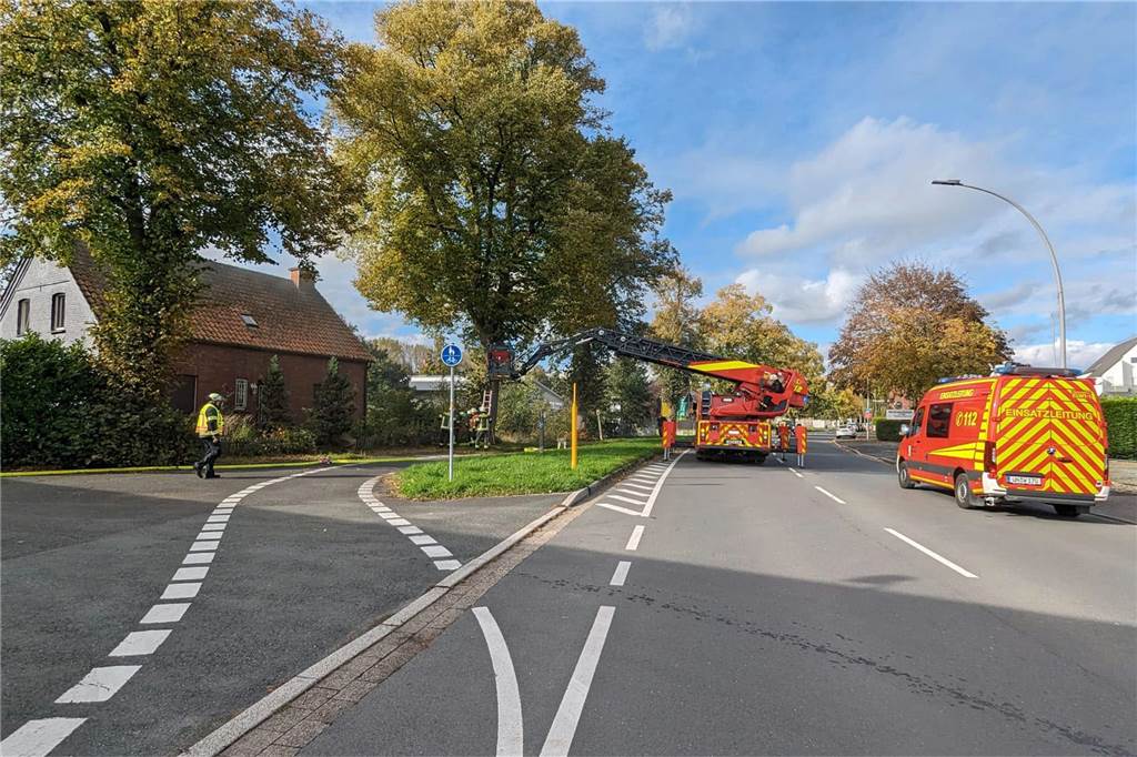 Haus brennt an Capeller Straße: Polizei ermittelt wegen Brandstiftung Die Capeller Straße in Nähe des Kreisverkehrs Bahnhofstraße war während des Einsatzes komplett gesperrt.