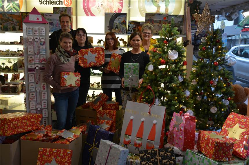 Die Caritas haben zusammen mit dem Inhaber des Spielwarengeschäfts Blomenkemper Geschenke verteilt.