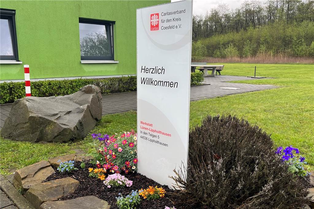 Schild von der Caritas-Werkstatt In den Telgen 5 in Lünen-Lippholthausen: Herlich Willkommen.