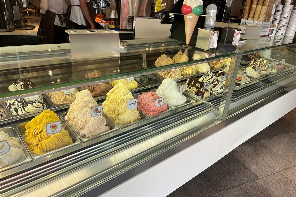 Preis für eine Kugel Eis in Lünen: „Müssen uns rechtfertigen“ Die Casa del Gelato“ bietet über 32 verschiedene Eissorten an - sogar für Vierbeiner.