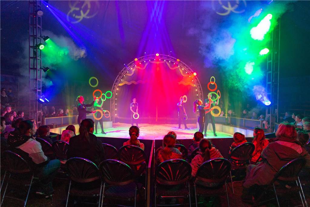 Kirchhellener Festplatz voller Leben: Die Artisten sind los Die Casselly-Familie präsentierte am Montagmorgen alle Disziplinen, die die Kinder in den folgenden Tagen erlernen können.