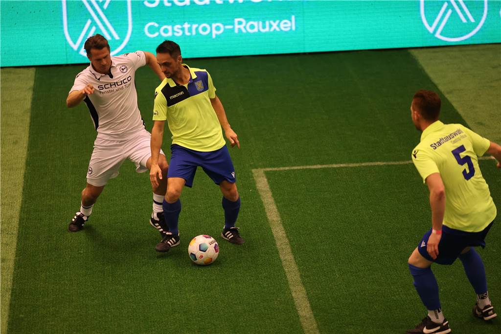 Die Castrop Masters mit Traditionsmannschaften von Bundesliga-Vereinen gingen in der vollen Europahalle am vorletzten Tag des Jahres 2023 über die Bühne.