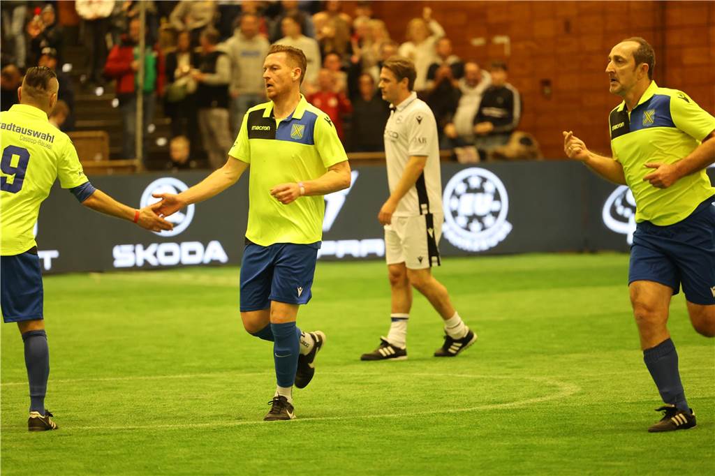 Die Castrop Masters mit Traditionsmannschaften von Bundesliga-Vereinen gingen in der vollen Europahalle am vorletzten Tag des Jahres 2023 über die Bühne.