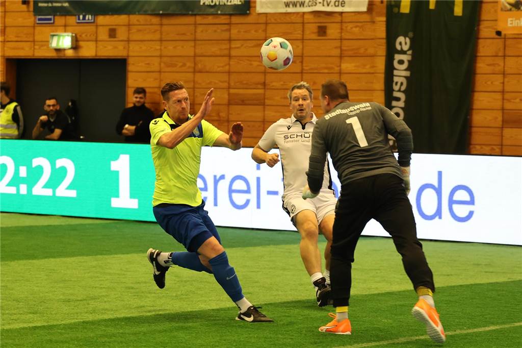 Die Castrop Masters mit Traditionsmannschaften von Bundesliga-Vereinen gingen in der vollen Europahalle am vorletzten Tag des Jahres 2023 über die Bühne.