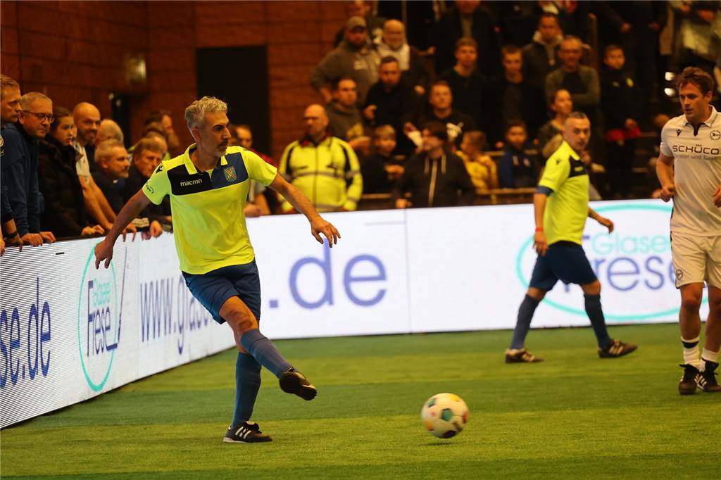 Die Castrop Masters mit Traditionsmannschaften von Bundesliga-Vereinen gingen in der vollen Europahalle am vorletzten Tag des Jahres 2023 über die Bühne.