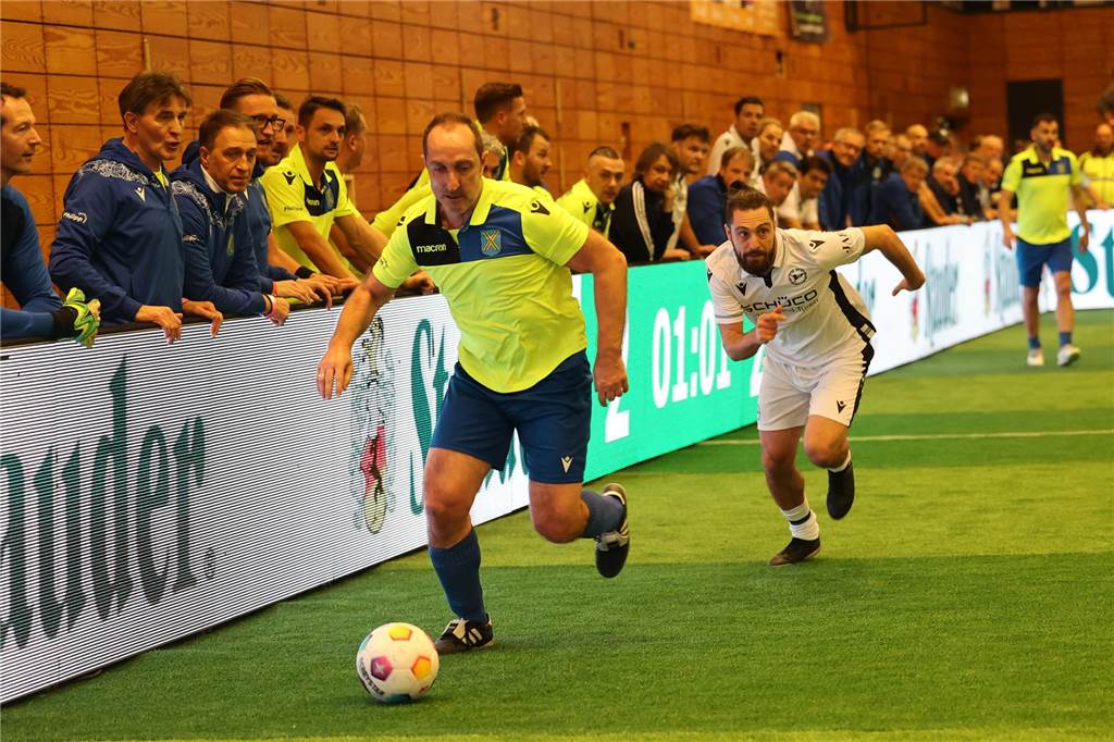 Die Castrop Masters mit Traditionsmannschaften von Bundesliga-Vereinen gingen in der vollen Europahalle am vorletzten Tag des Jahres 2023 über die Bühne.